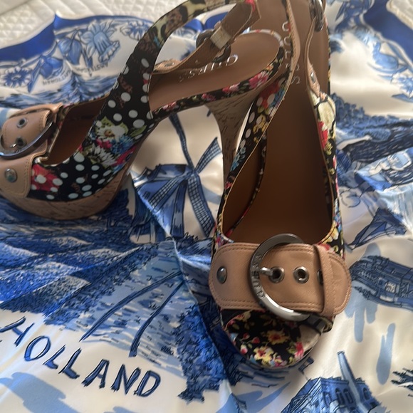 GUESS HEELS… - Picture 2 of 4